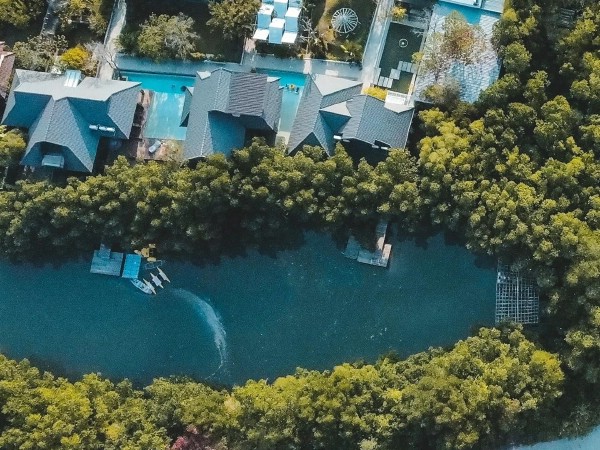 เซ้งหรือขายกิจการรีสอร์ทใหม่ พื้นที่ทั้งหมด 3 ไร่ ใกล้หาดเจ้าสำราญ อำเภอบ้านแหลม เพชรบุรี เป็นวิลล่าหลังใหญ่ ติดทะเลสาป ห่างจากทะเลเพียง 50 เมตร